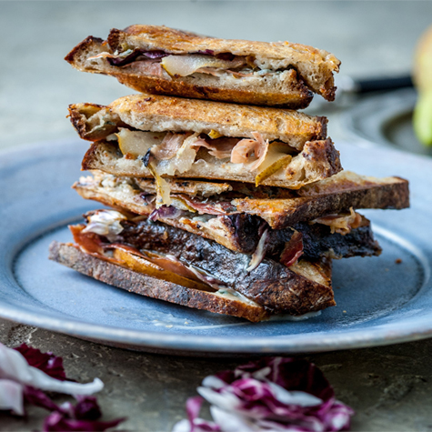 Toast Mit Gorgonzola, Prosciutto, Birne Und Radicchio