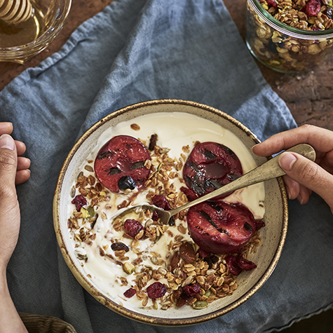 BEEREN GRANOLA MIT GEGRILLTEN PFLAUMEN