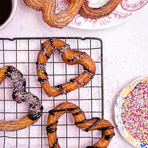 SWEETHEART CHURROS MIT SCHOKOLADENSOSSE ZUM DIPPEN