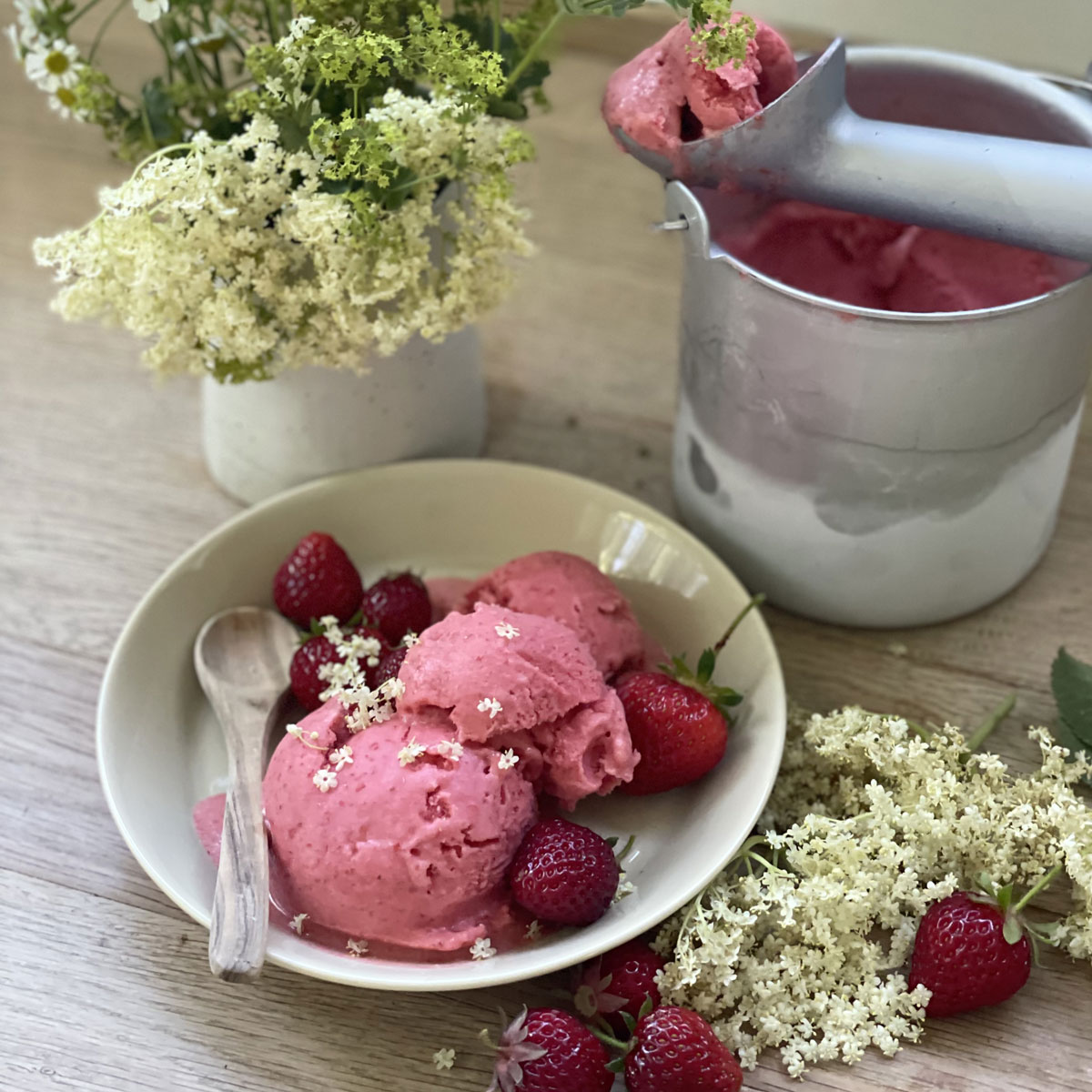 Erdbeer-Eiscreme mit Holunderblüten