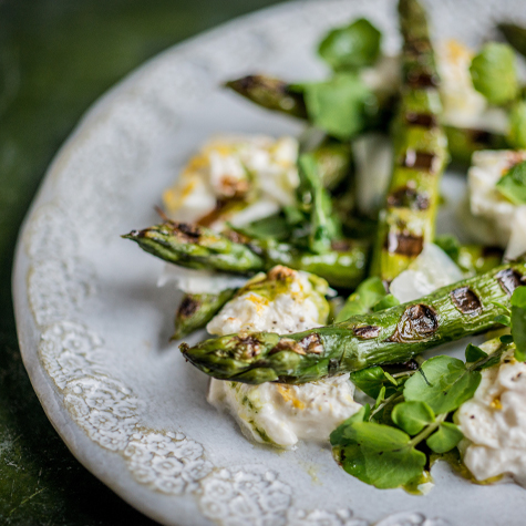 GEGRILLTER GRÜNER SPARGEL MIT BRUNNENKRESSE, BURRATA, GERÖSTETEN MANDELN UND GEHOBELTEM PECORINO-KÄSE